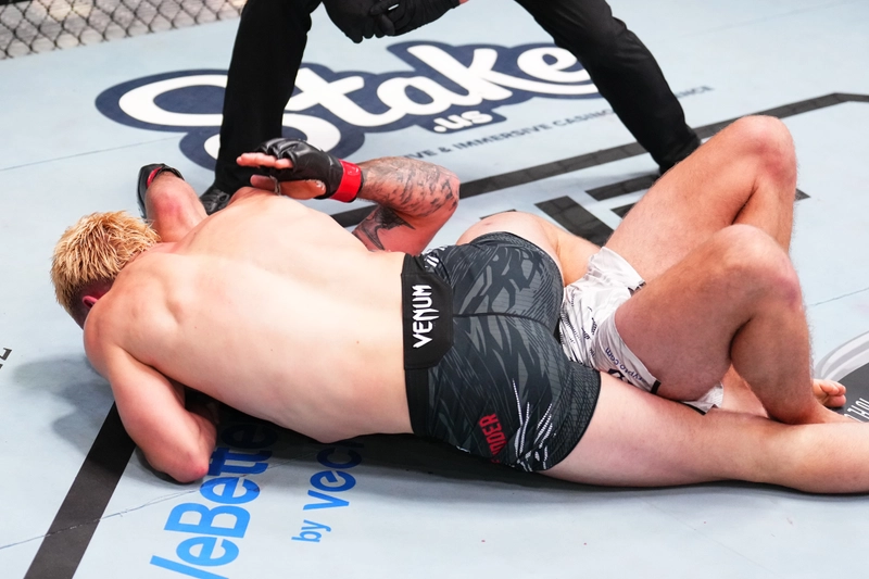 UFC Vegas 100 video: Reinier de Ridder impressive in debut with submission win over Gerald Meerschaert 