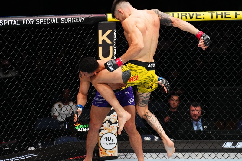 UFC Tampa video: Joel Alvarez lands flying knee knockout that puts Drakkar Klose out on his feet